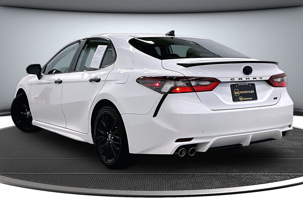 Used 2022 Toyota Camry SE w/ Convenience Package FWD image 4