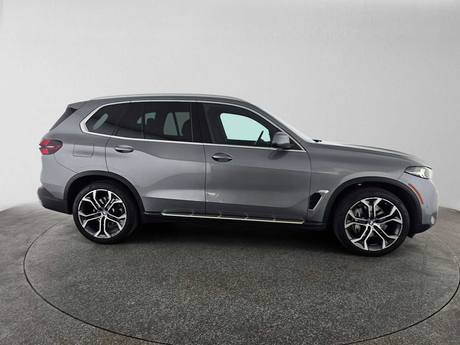Used 2024 BMW X5 sDrive40i RWD image 2