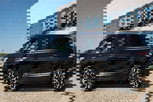 Used 2024 Lincoln Navigator Reserve w/ Monochromatic Package image 2