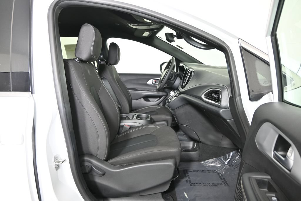 Used 2024 Chrysler Pacifica Touring FWD image 12