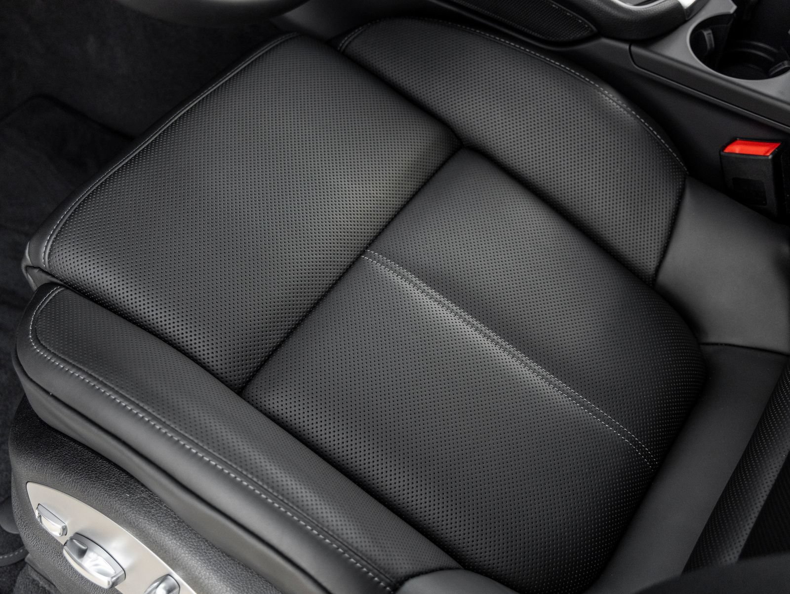 Certified 2026 Porsche Macan AWD/4WD image 22