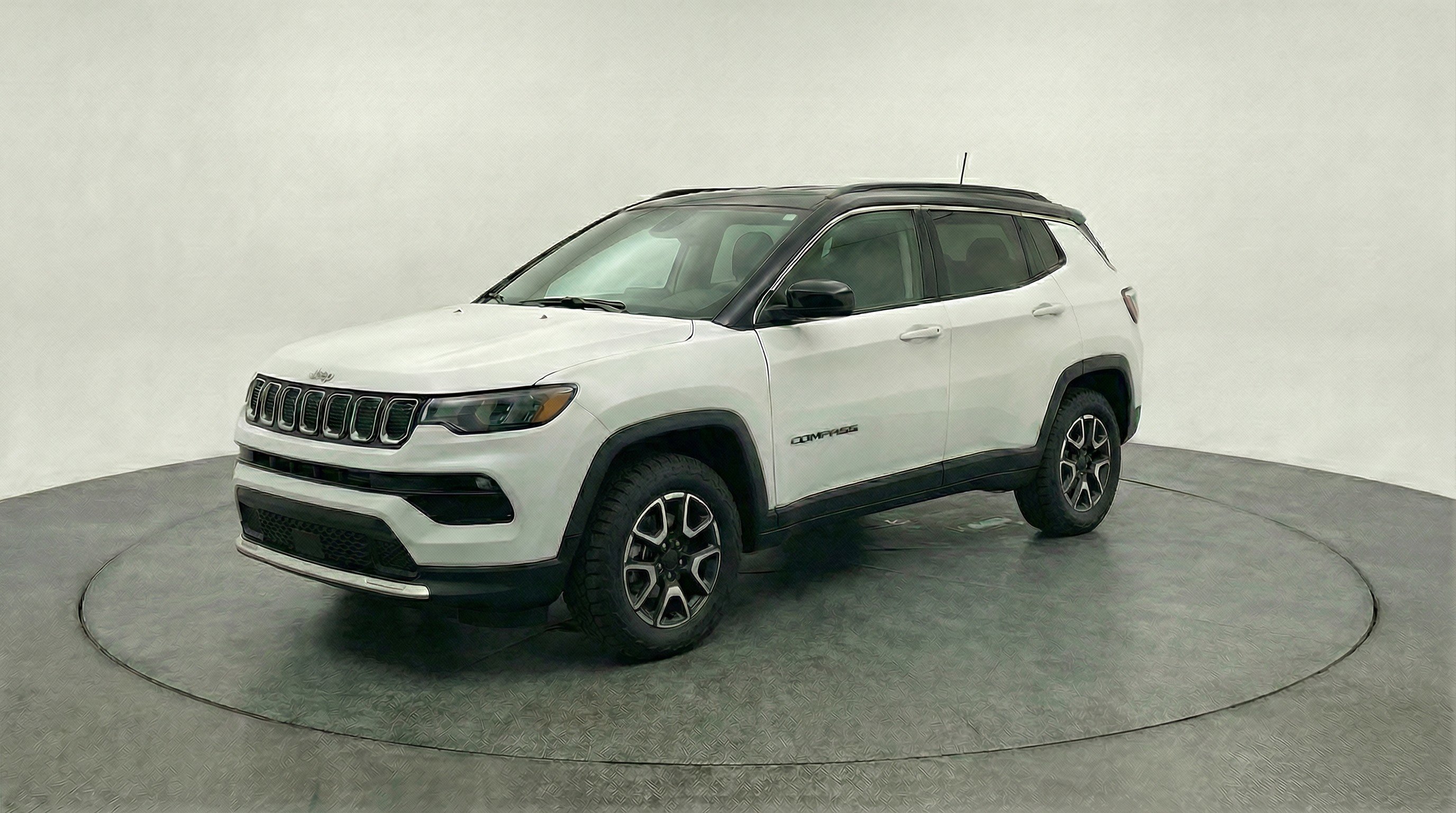 Used 2025 Jeep Compass Trailhawk image 3