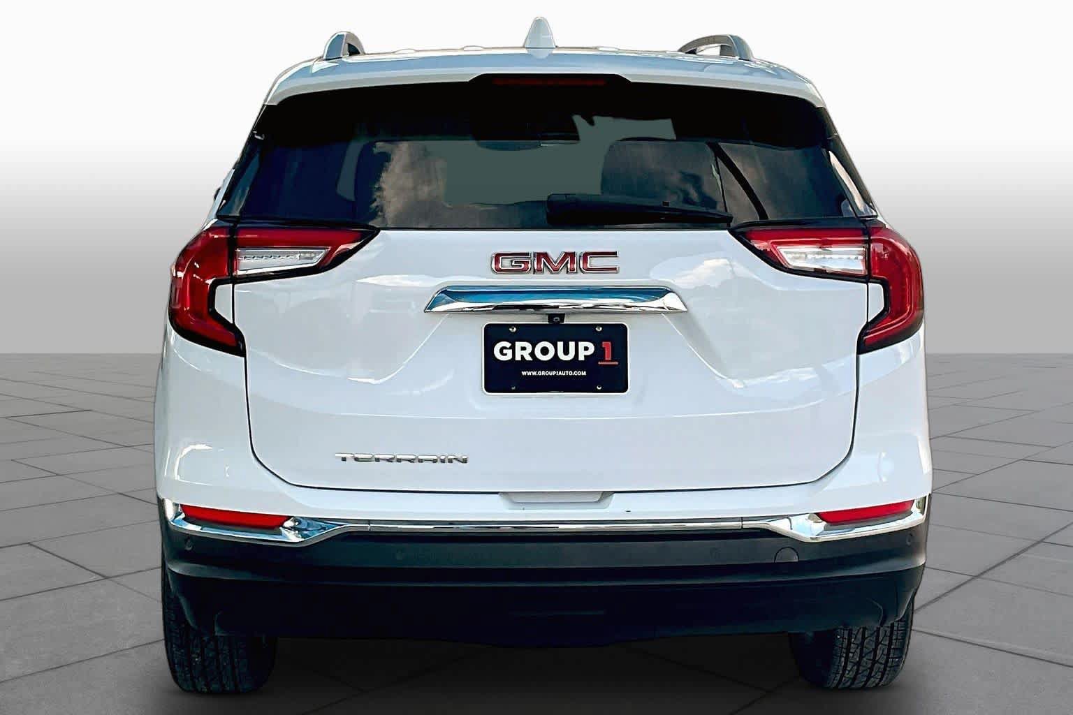 Used 2022 GMC Terrain SLT w/ Tech Package FWD image 5