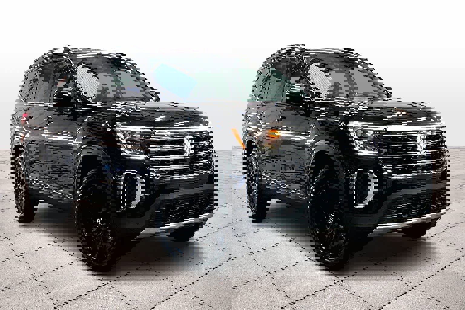 Used 2025 Volkswagen Atlas SE w/ Black Wheel Package image 2