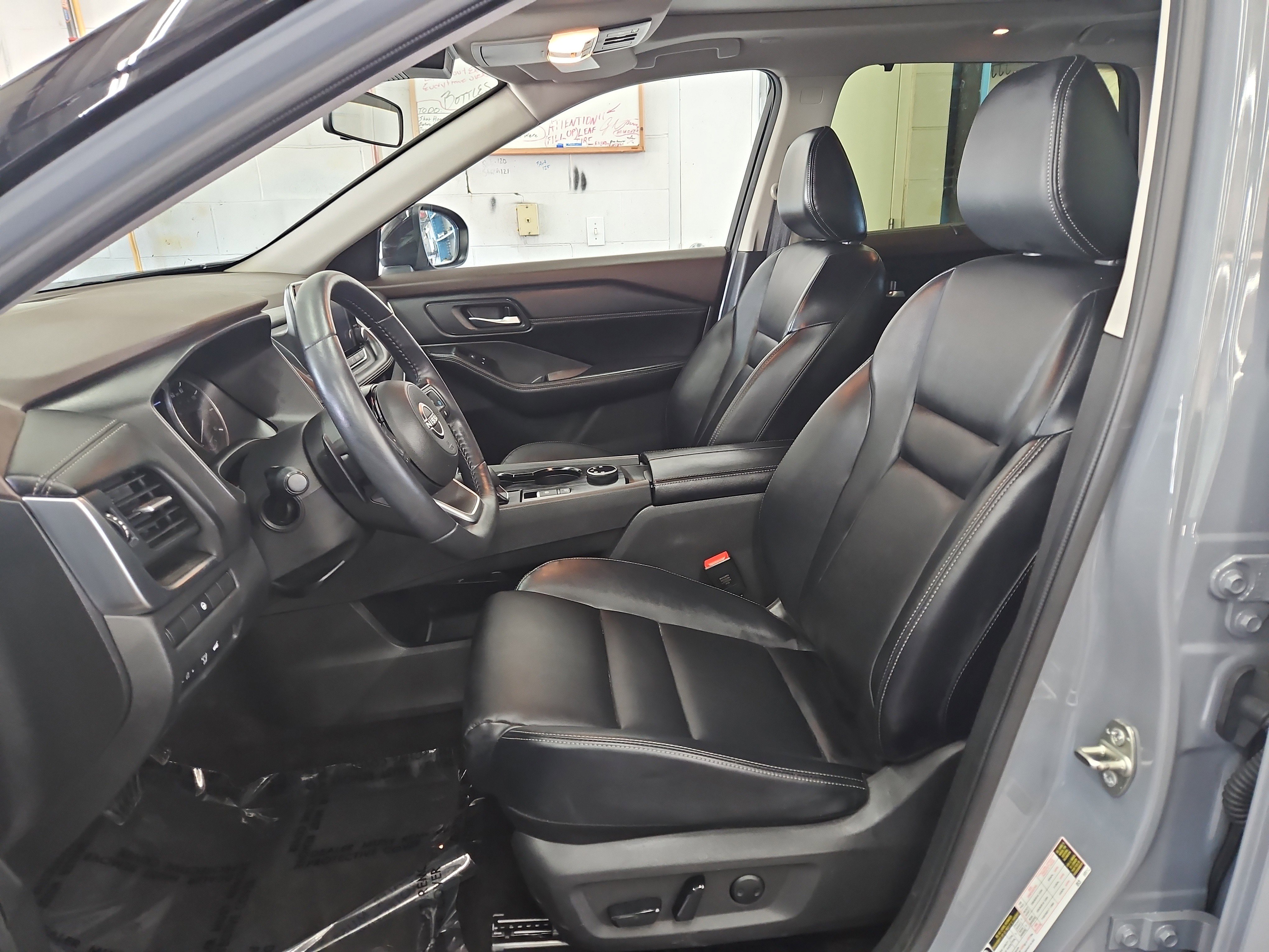 Used 2023 Nissan Rogue SV w/ SV Premium B Package image 8