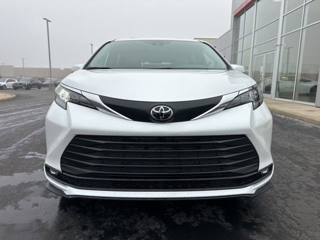 New 2026 Toyota Sienna XLE image 2
