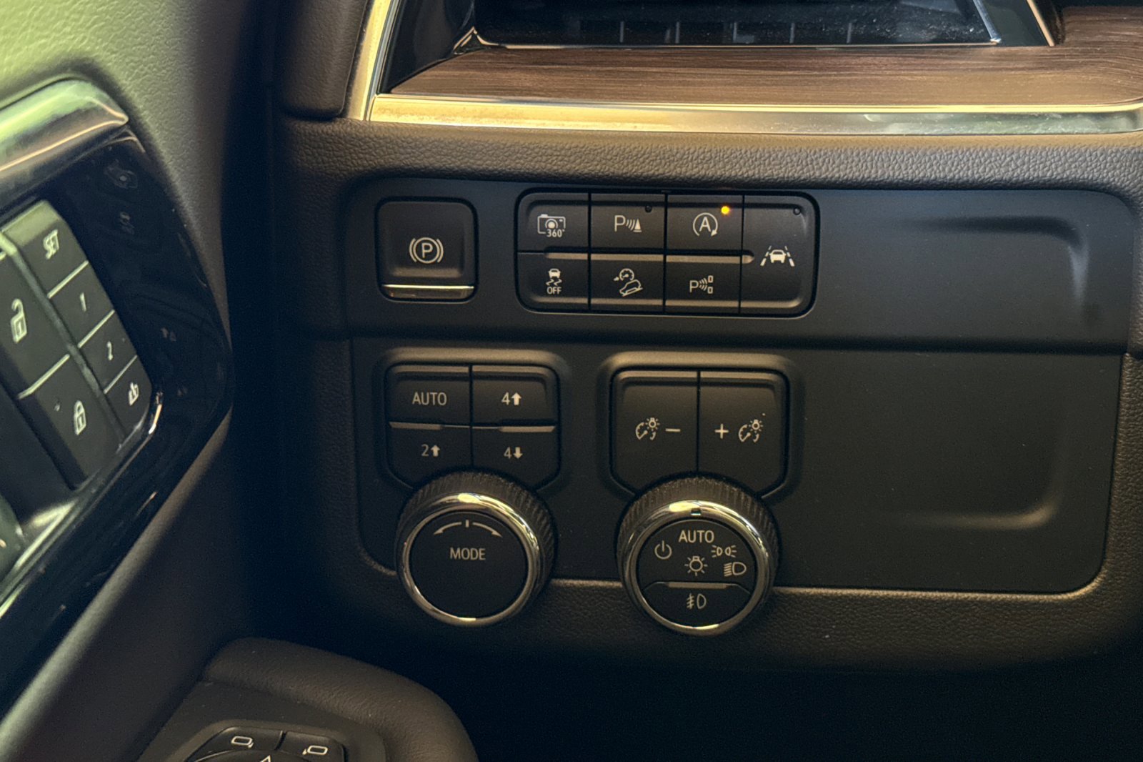 Used 2025 Chevrolet Suburban Z71 AWD/4WD image 38