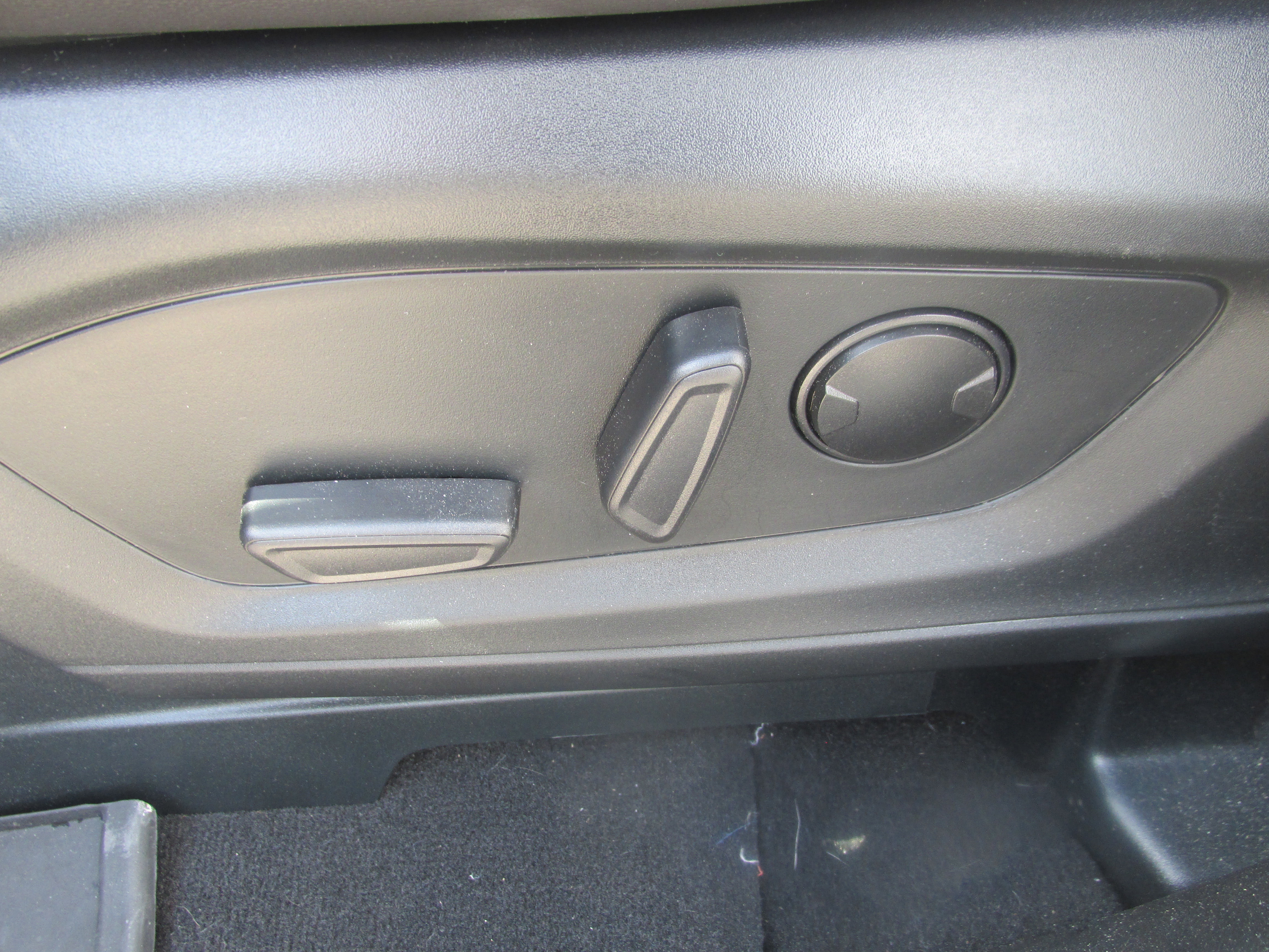 Used 2024 Ford Explorer XLT w/ Equipment Group 202A AWD/4WD image 29