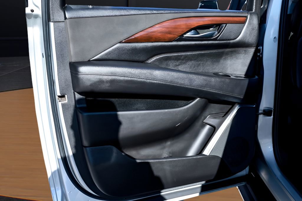 Used 2018 Cadillac Escalade ESV Luxury image 32