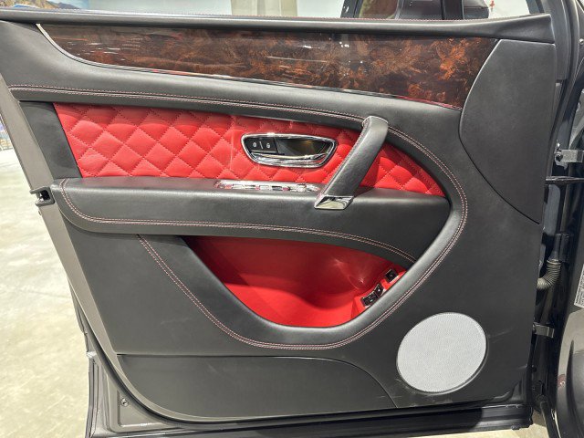 Used 2017 Bentley Bentayga image 81
