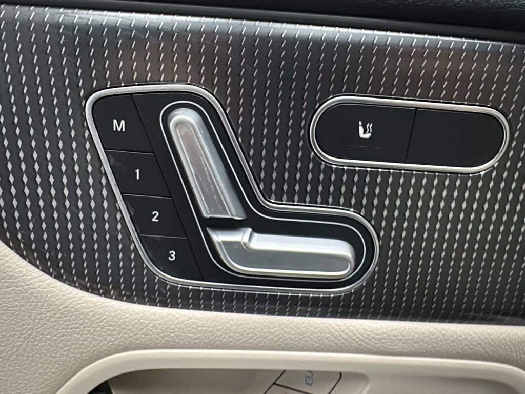 Used 2021 Mercedes-Benz GLB 250 4MATIC image 11