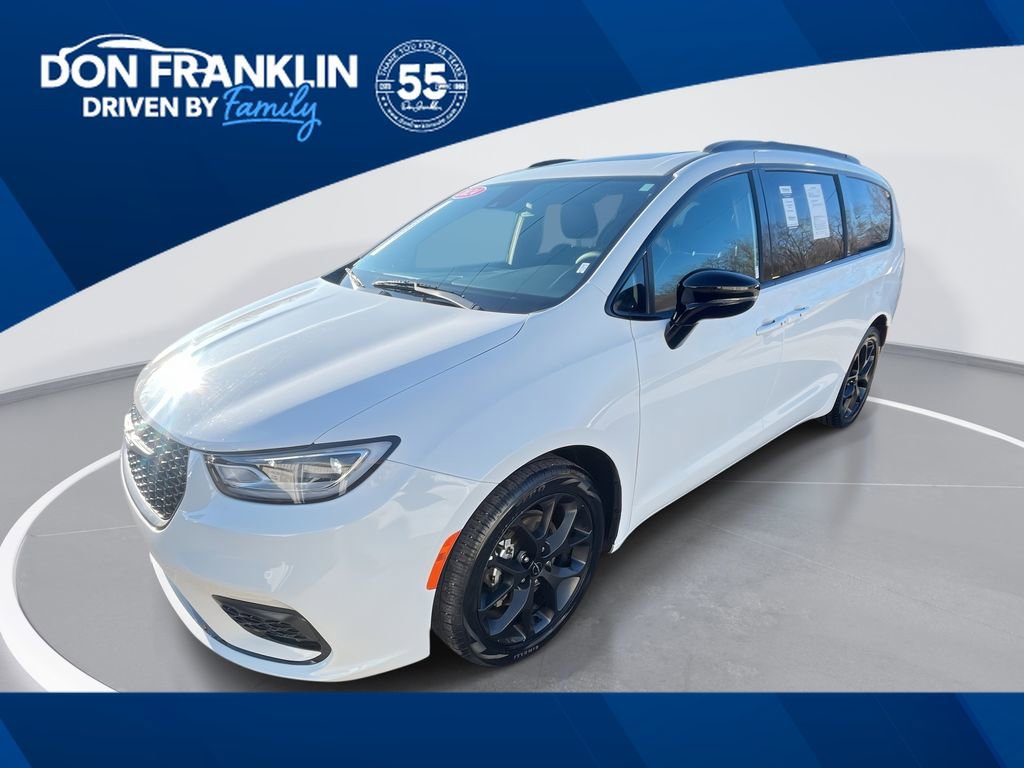 Used 2025 Chrysler Pacifica Limited FWD image 1