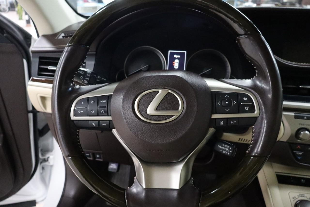 Used 2016 Lexus ES 350 w/ Luxury Package w/Wood Trim image 13