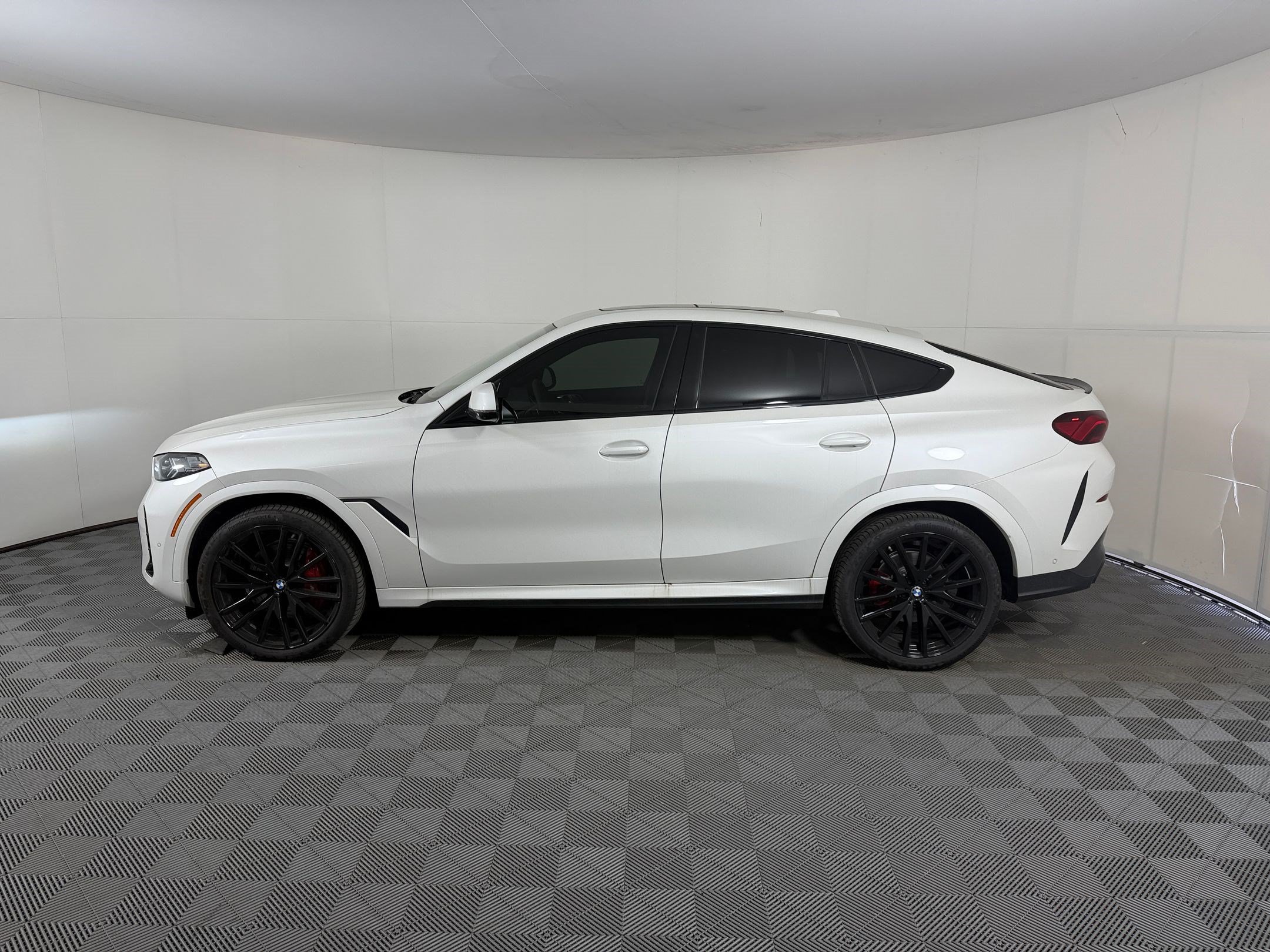 New 2026 BMW X6 xDrive40i w/ Executive Package AWD/4WD image 2