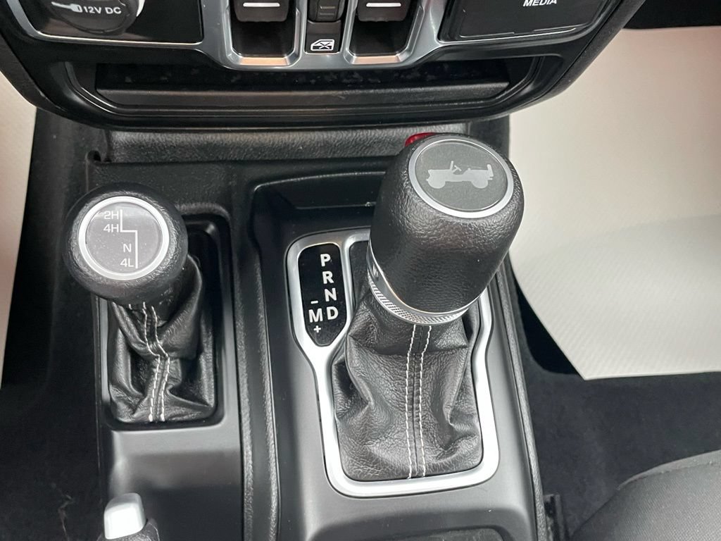 Used 2022 Jeep Wrangler Unlimited Sahara AWD/4WD image 32