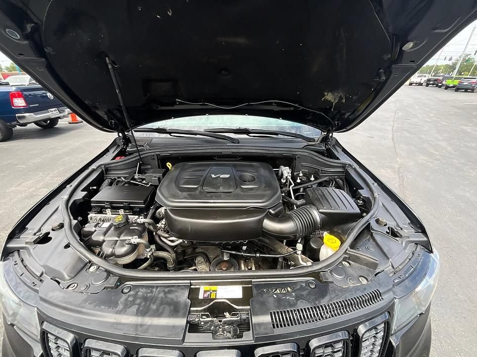 Used 2018 Jeep Grand Cherokee Laredo AWD/4WD image 3