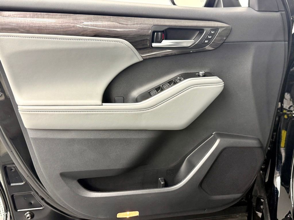 Used 2026 Toyota Highlander Limited image 17
