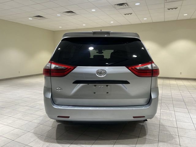 Used 2020 Toyota Sienna L image 4