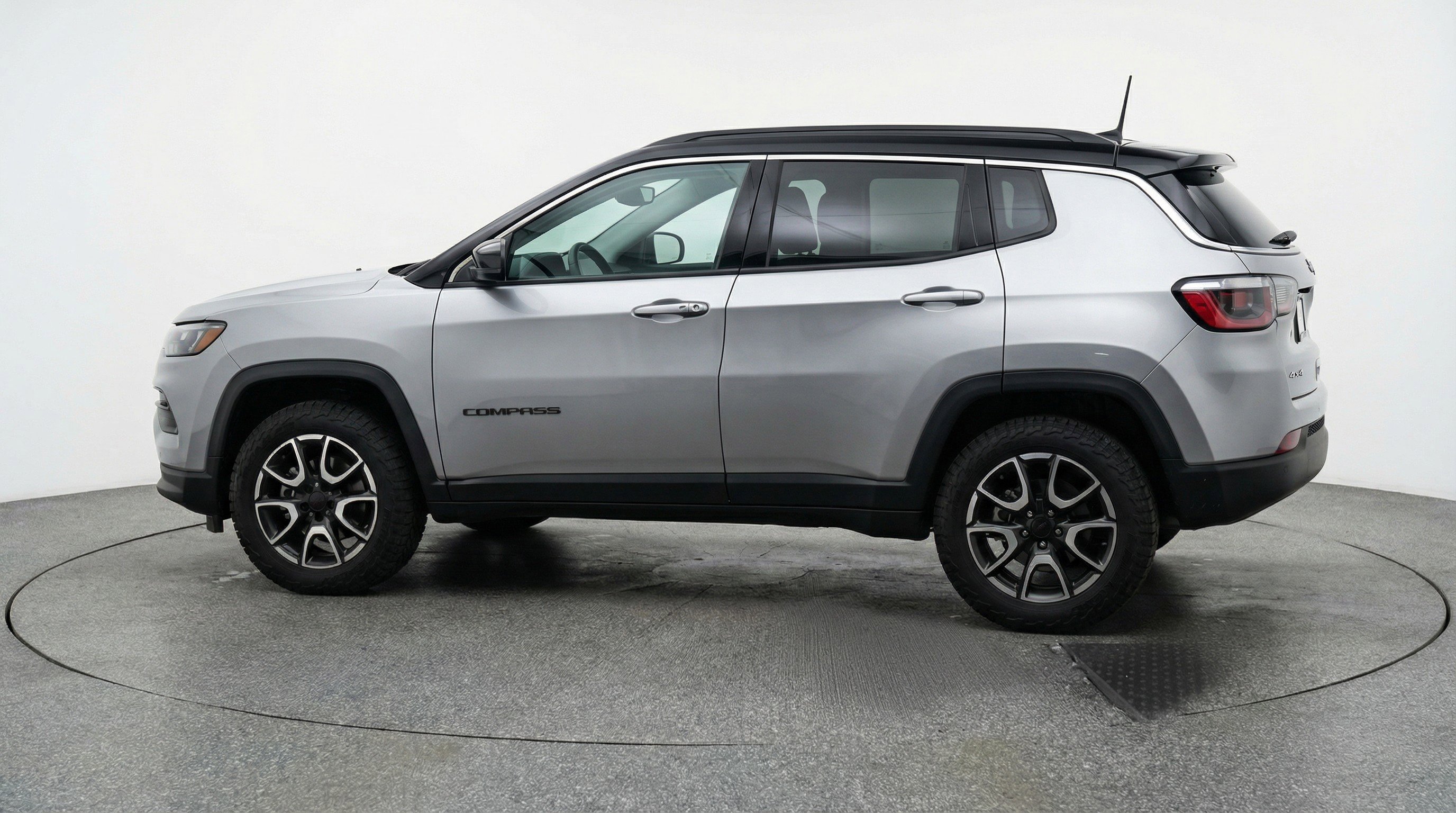 Used 2025 Jeep Compass Trailhawk AWD/4WD image 5