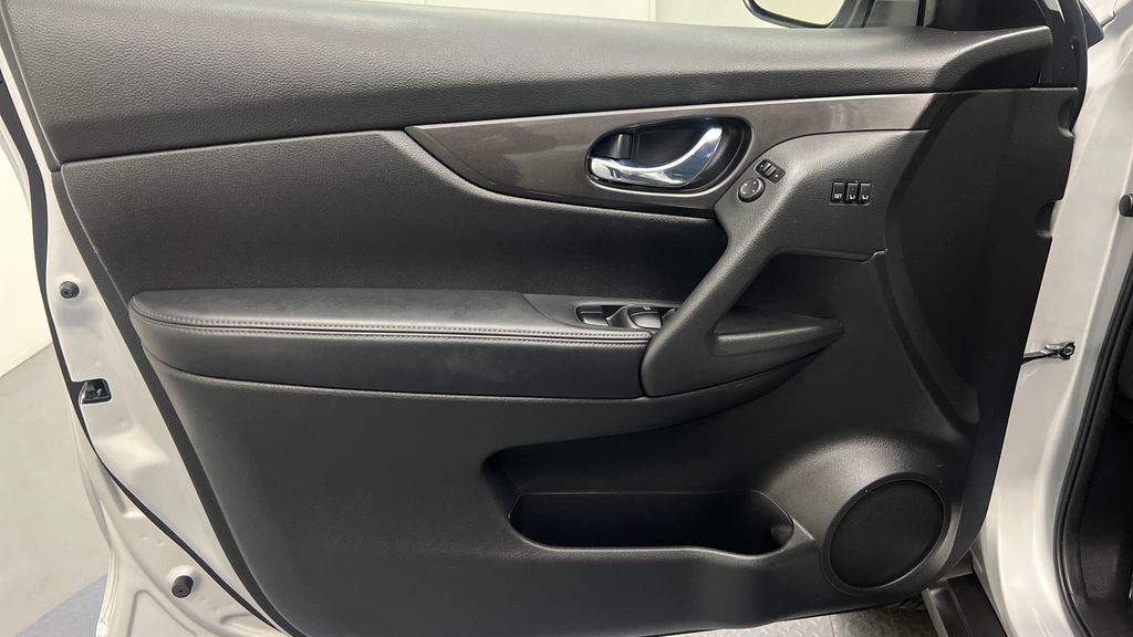 Certified 2019 Nissan Rogue SV w/ Premium Package image 14