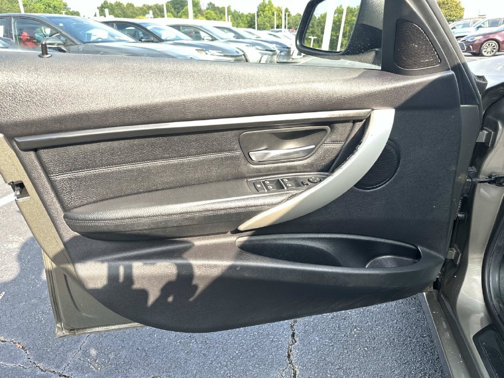 Used 2017 BMW 320i Sedan RWD image 18