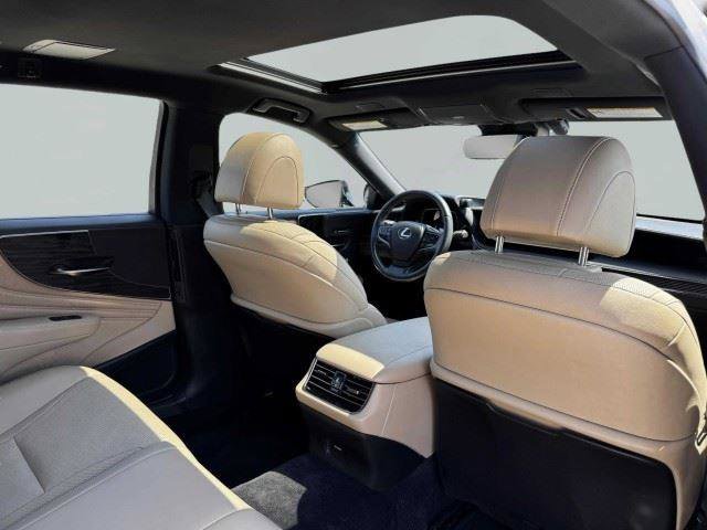 Used 2023 Lexus LS 500 w/ Accessory Package (Z2) RWD image 48