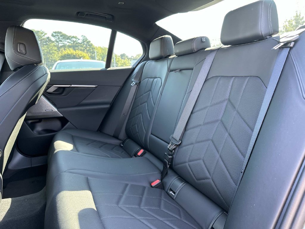 Used 2024 BMW i5 eDrive40i w/ M Sport Package RWD image 18