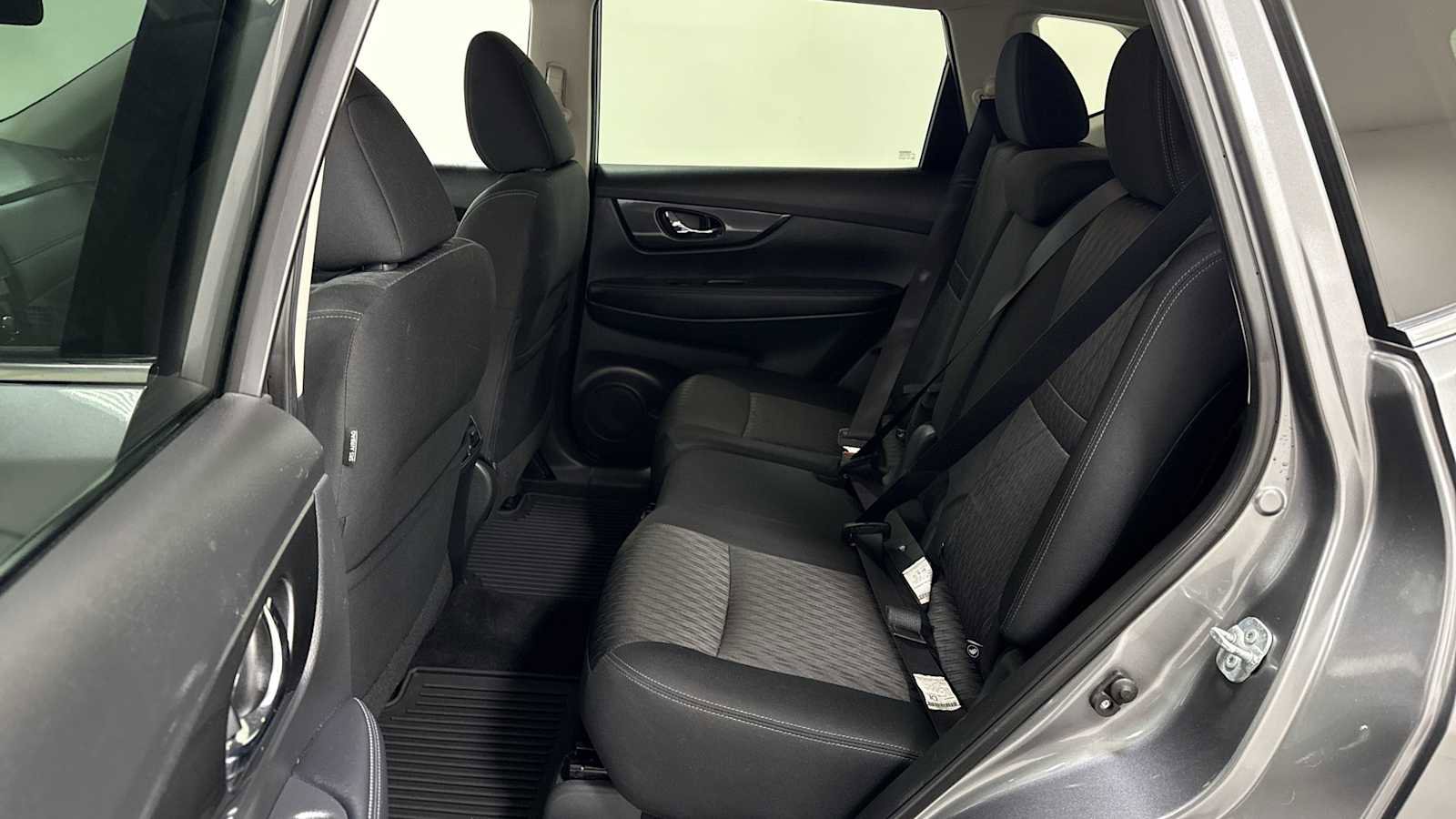 Used 2017 Nissan Rogue SV image 23