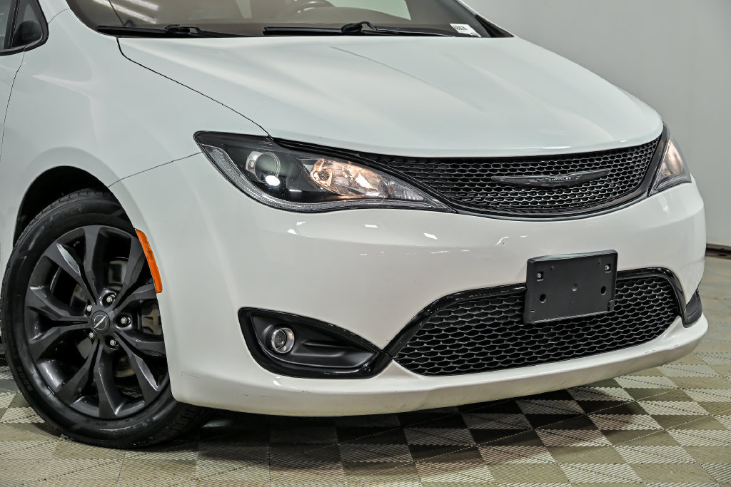 Used 2020 Chrysler Pacifica Touring-L Plus w/ S Appearance Package FWD image 2