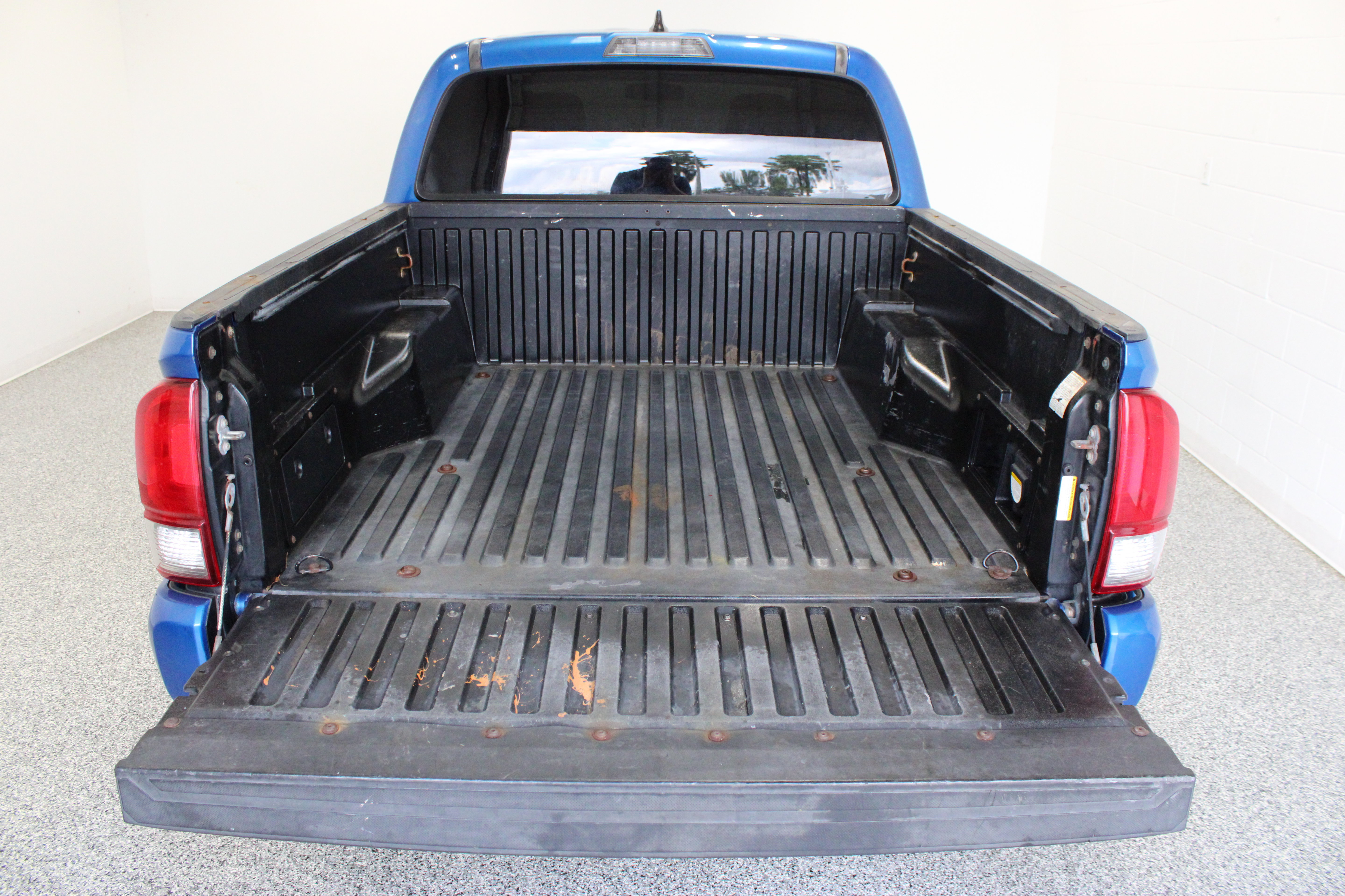 Used 2017 Toyota Tacoma TRD Sport w/ Tow Package RWD image 9