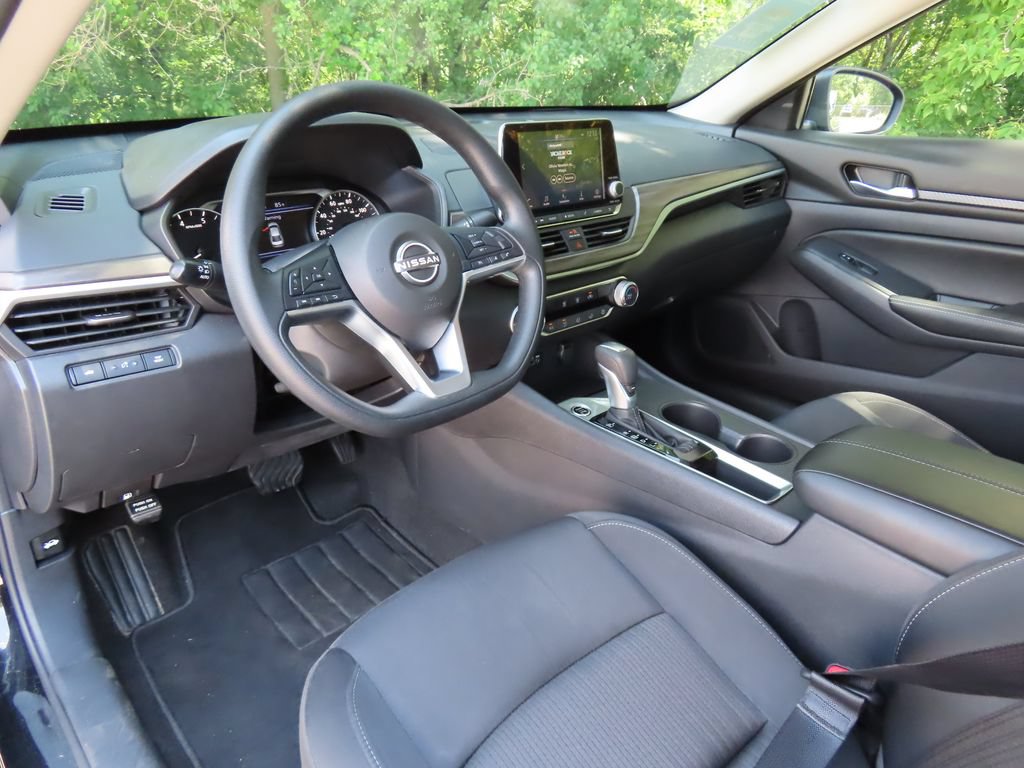 Used 2025 Nissan Altima 2.5 SV FWD image 21