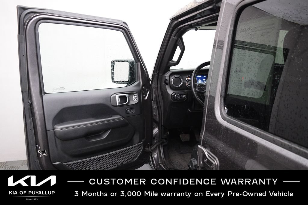 Used 2018 Jeep Wrangler Unlimited Sahara AWD/4WD image 9