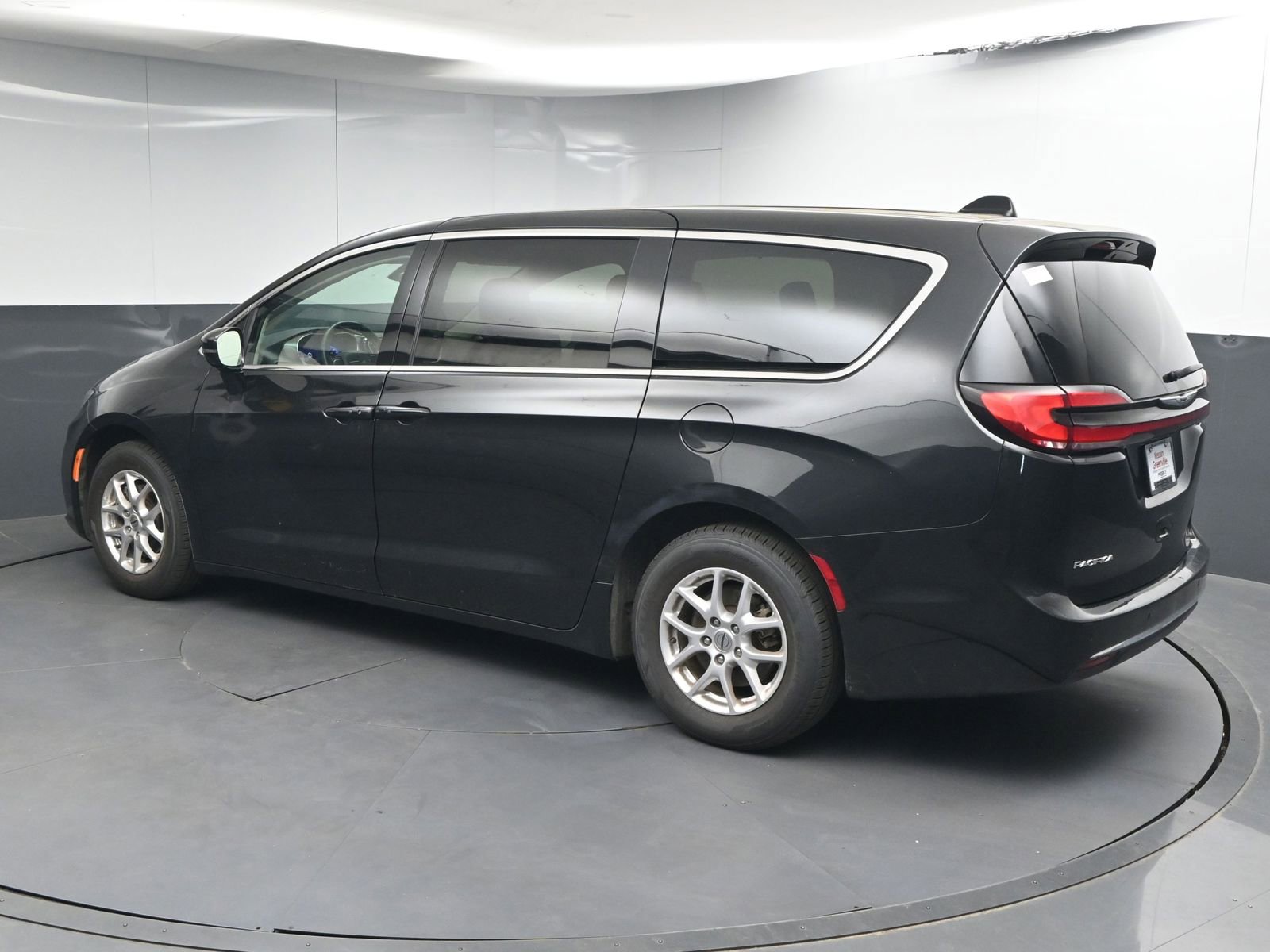 Used 2023 Chrysler Pacifica Touring-L image 5