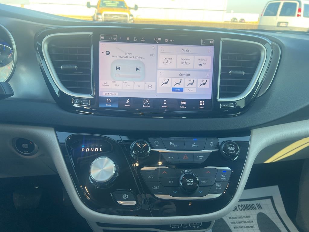 Used 2024 Chrysler Pacifica Touring-L image 16