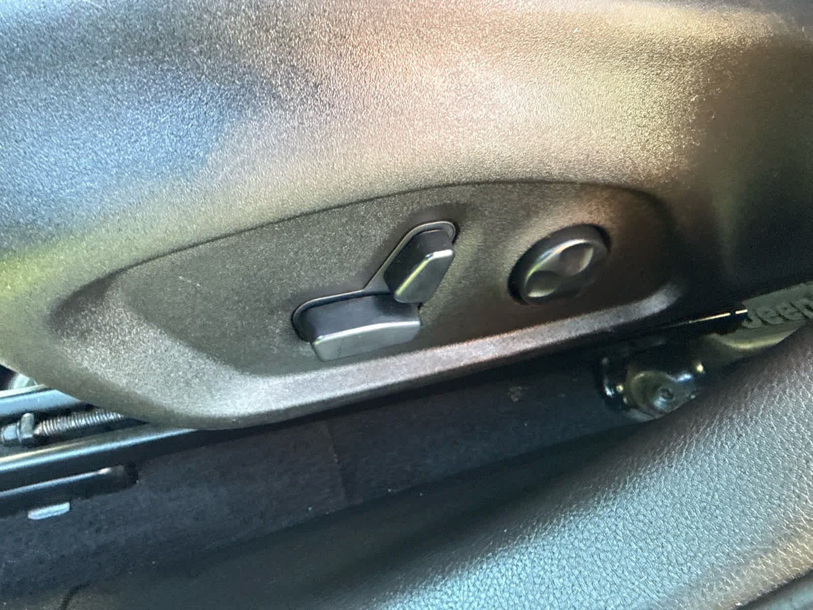 Used 2018 Jeep Renegade Latitude w/ Cold Weather Group FWD image 12