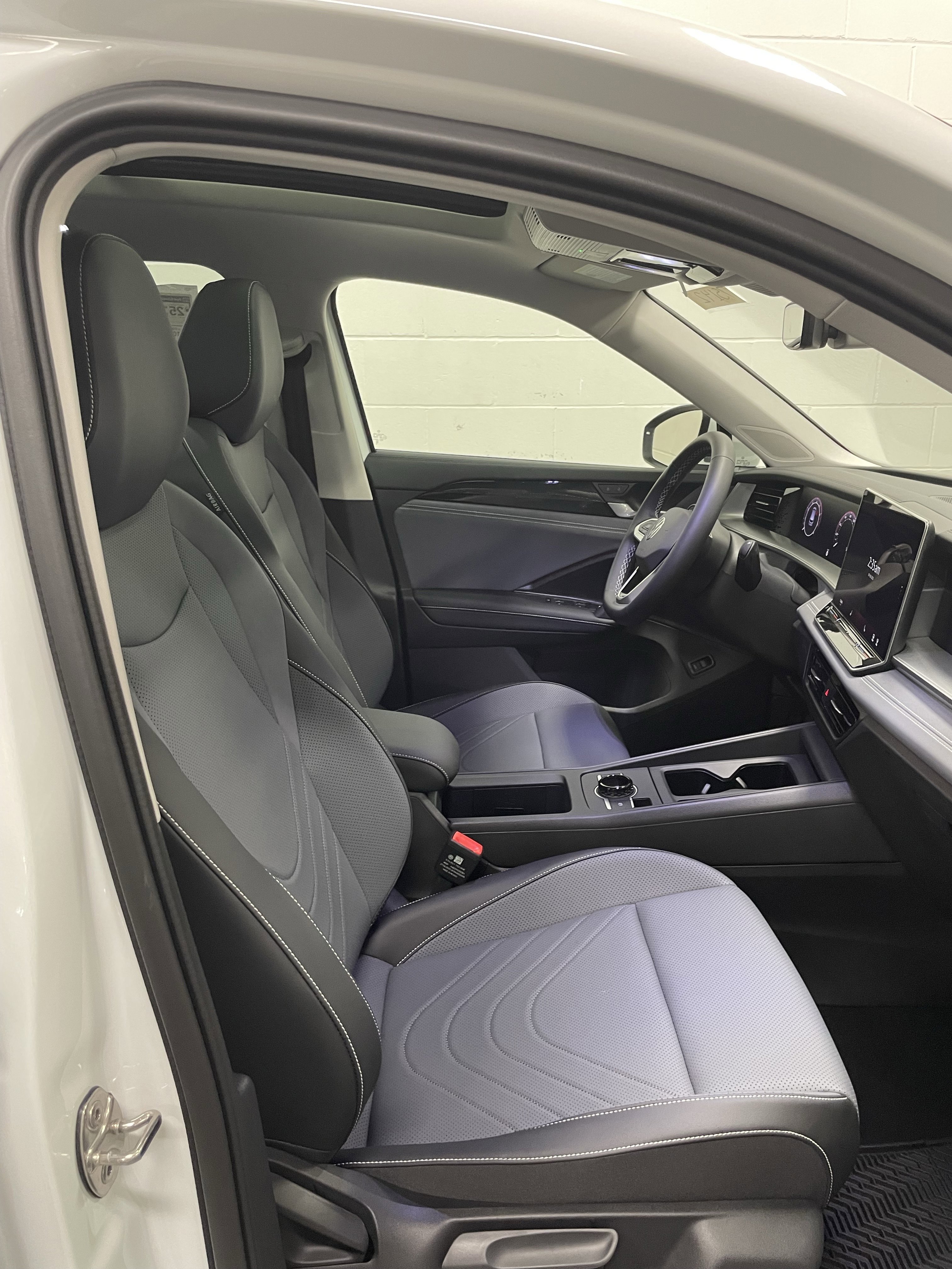 New 2025 Volkswagen Tiguan SE image 10