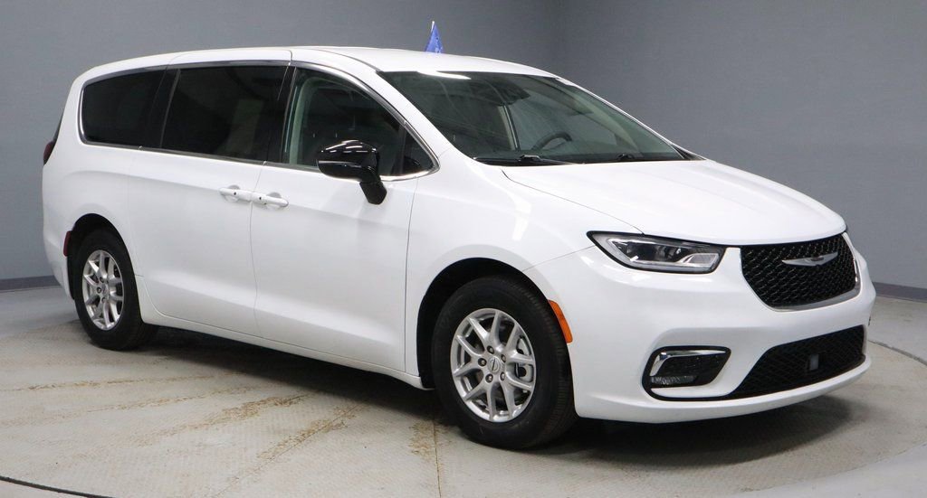 Used 2024 Chrysler Pacifica Touring-L image 1