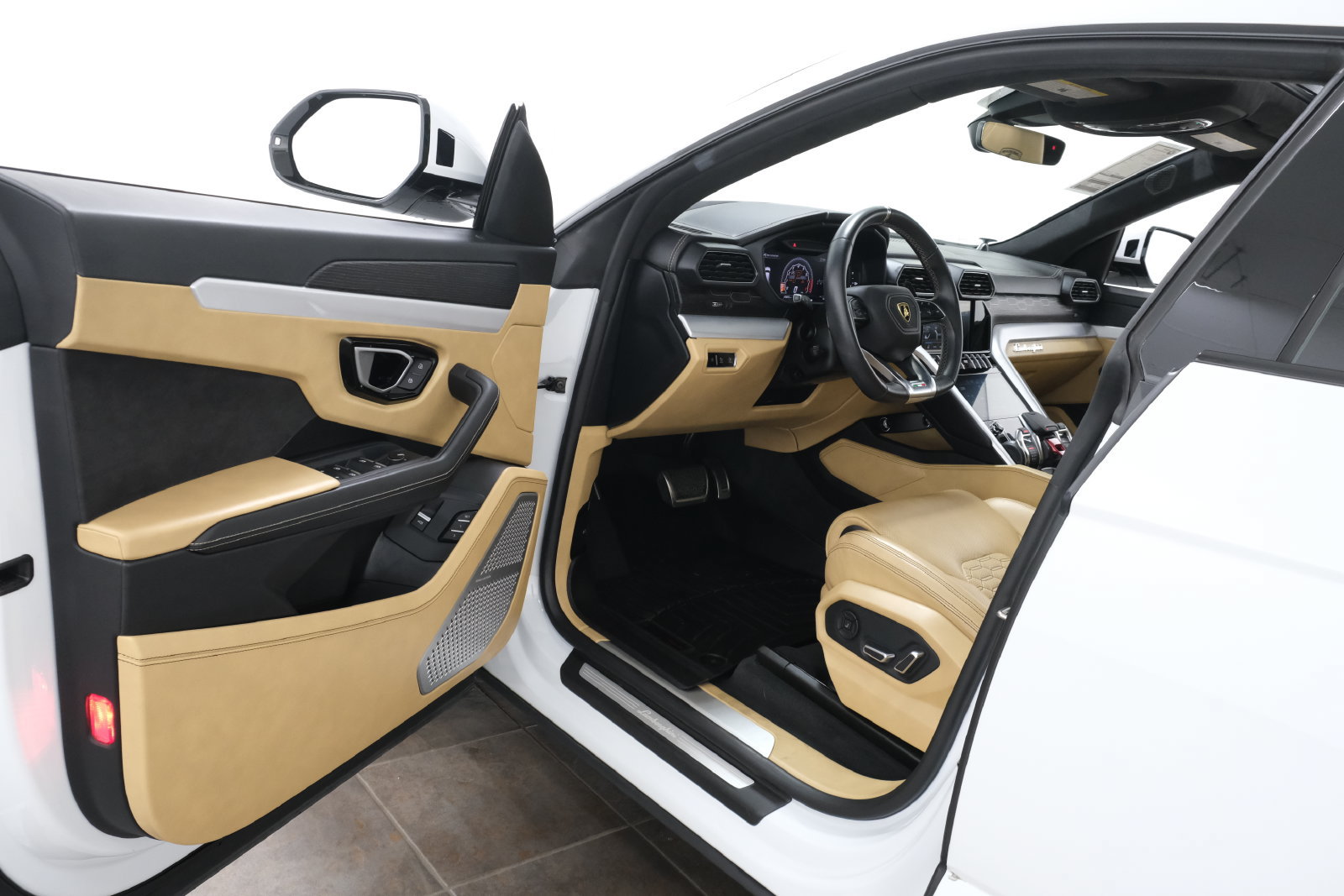 Used 2020 Lamborghini Urus AWD/4WD image 27