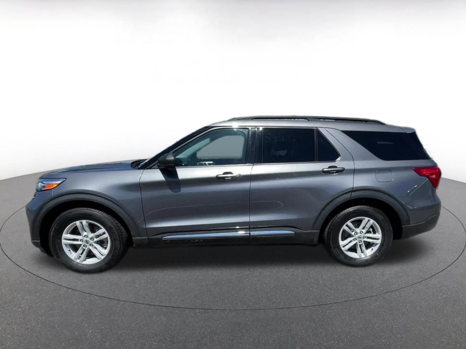 Used 2024 Ford Explorer XLT w/ Equipment Group 202A image 9