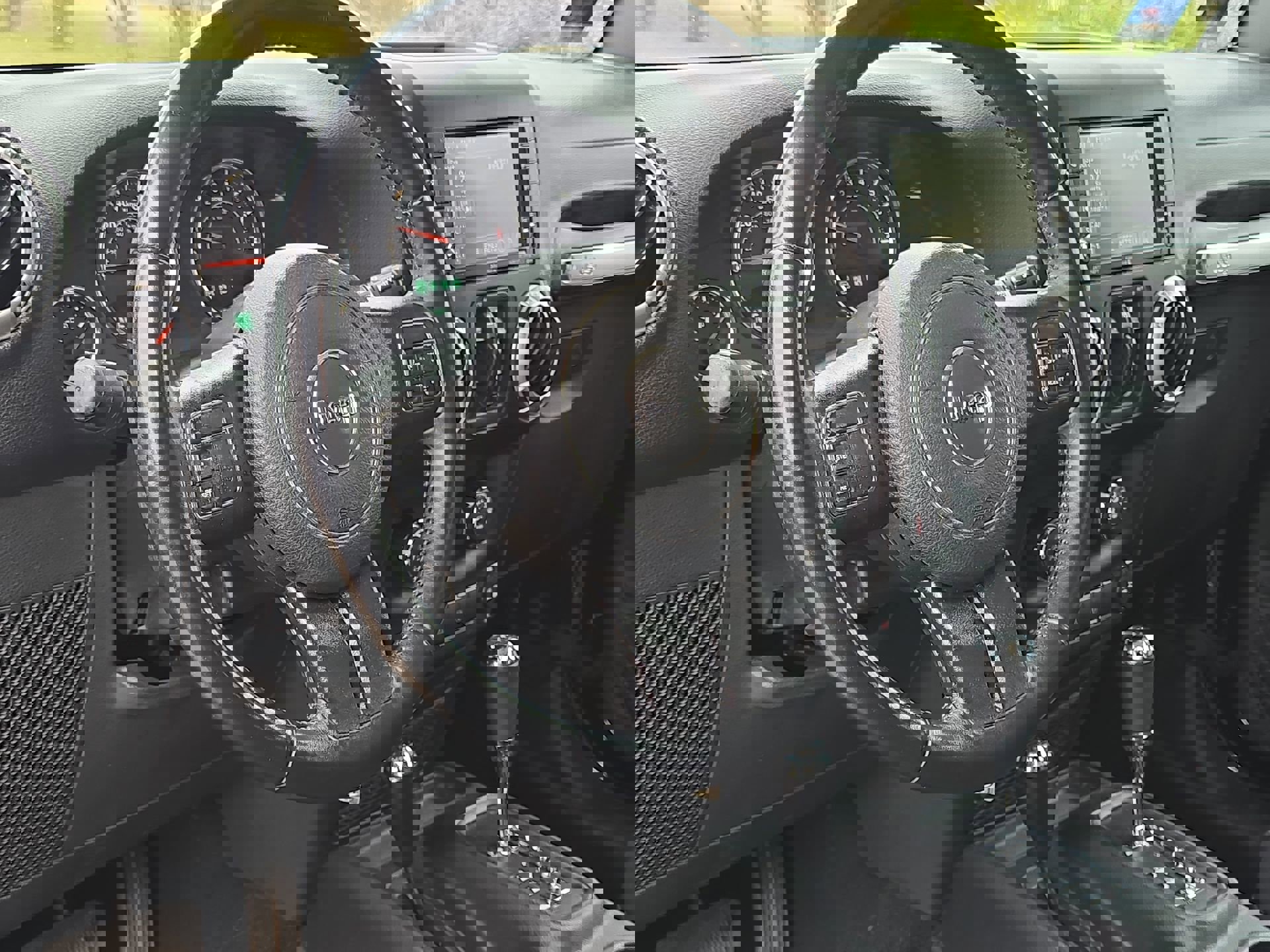 Used 2018 Jeep Wrangler Unlimited Sahara image 12