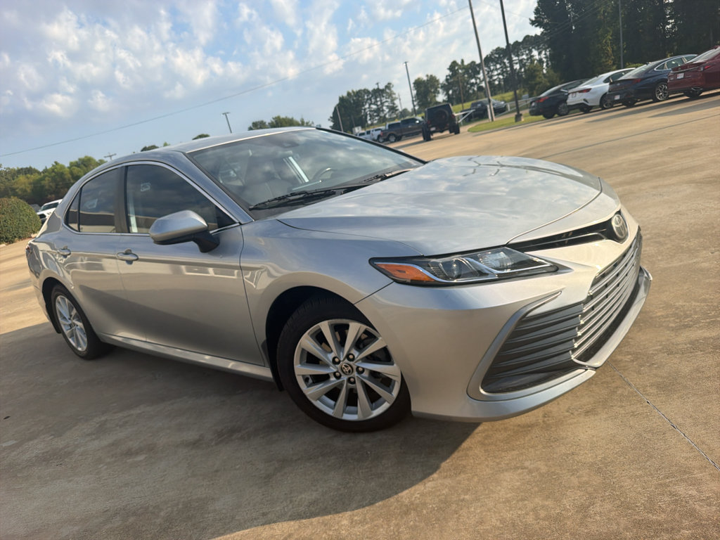 Used 2021 Toyota Camry LE FWD image 3