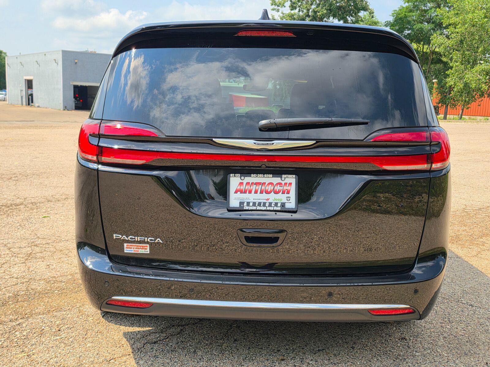 Used 2025 Chrysler Pacifica Select FWD image 14