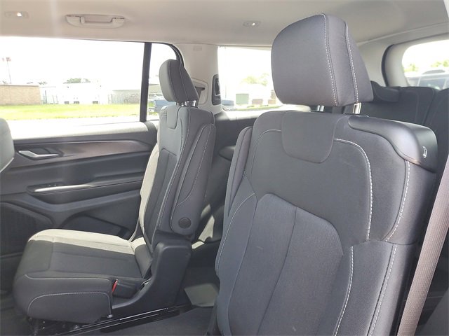 Used 2024 Jeep Grand Cherokee L Laredo image 11