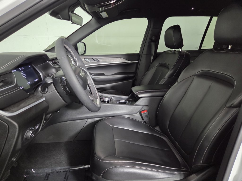 Used 2025 Jeep Grand Cherokee Limited w/ Black Appearance Package RWD image 9