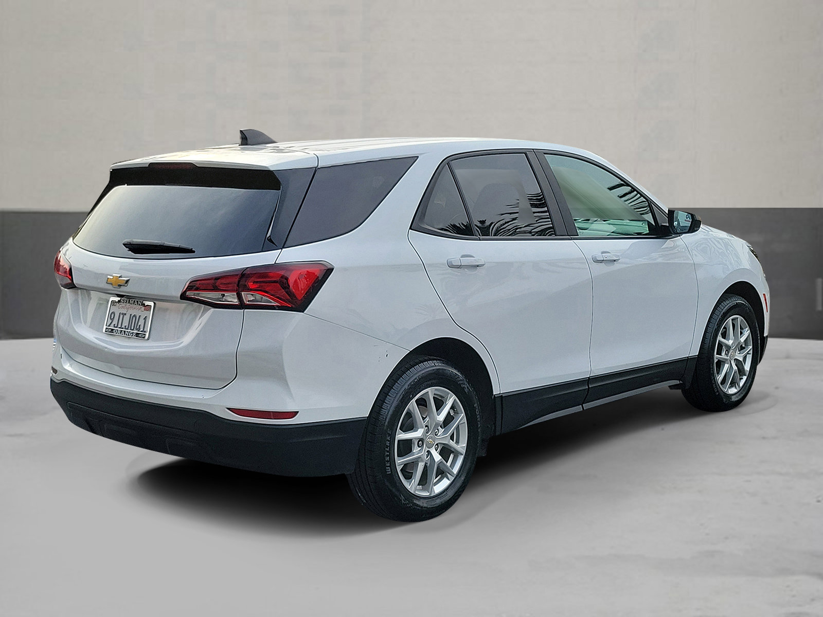 Used 2023 Chevrolet Equinox LS w/ LS Convenience Package image 2