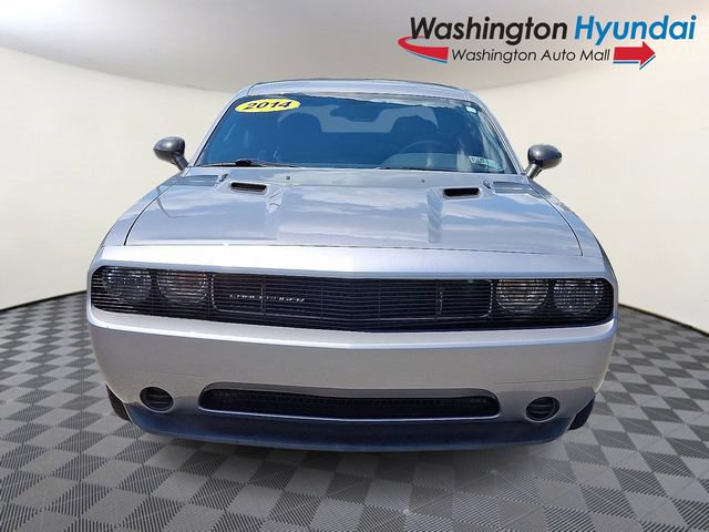 Used 2014 Dodge Challenger SXT RWD image 2