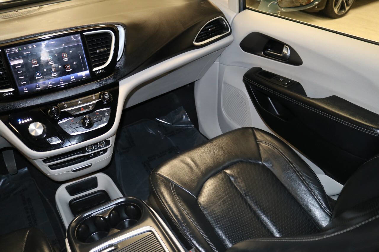Used 2023 Chrysler Pacifica Touring-L image 19