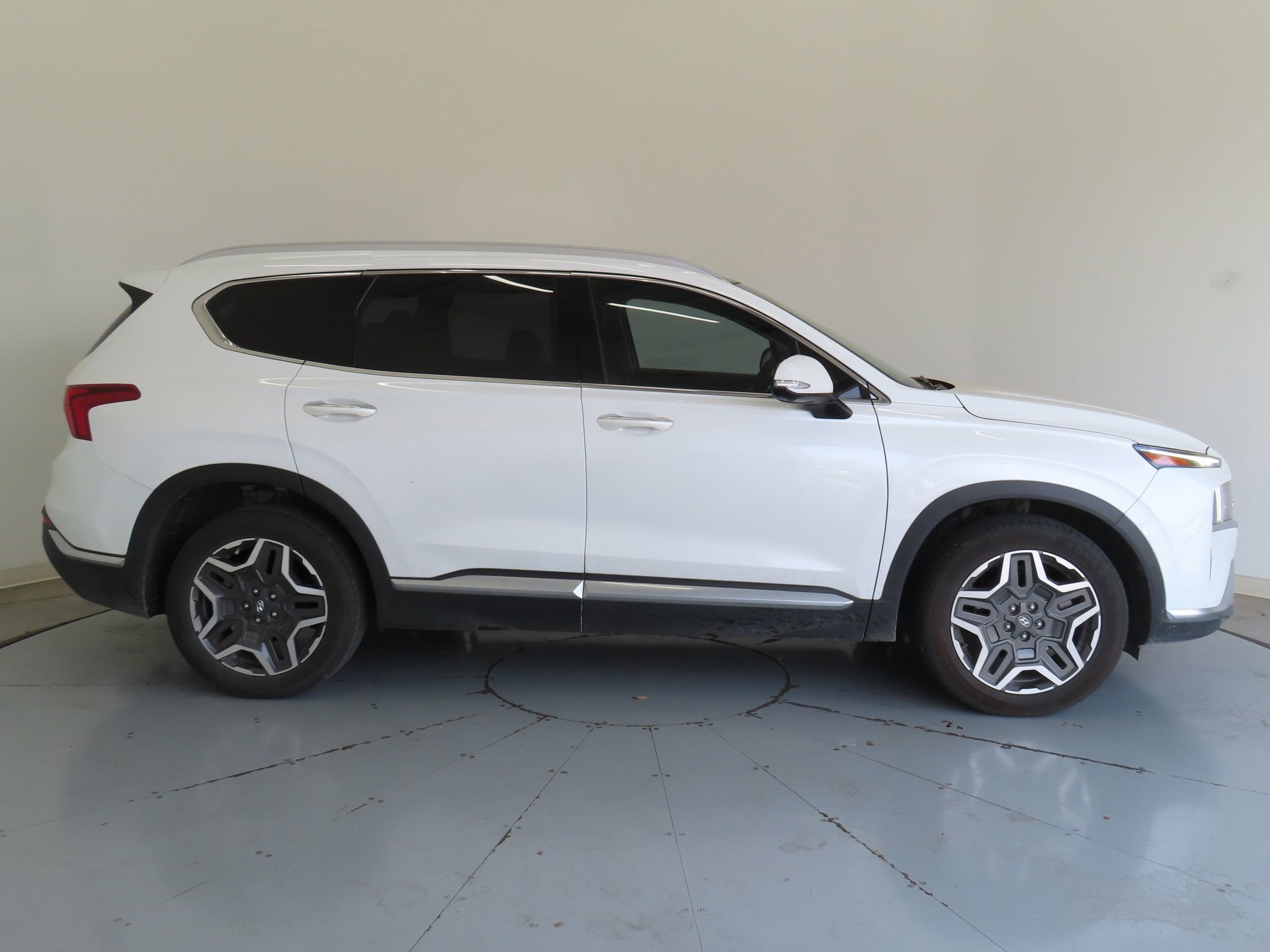 Used 2022 Hyundai Santa Fe Limited FWD image 2
