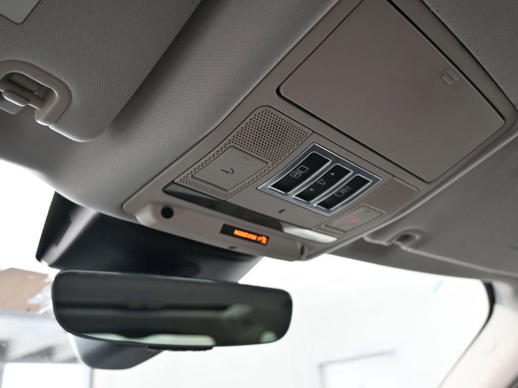 Used 2020 Land Rover Discovery SE image 22