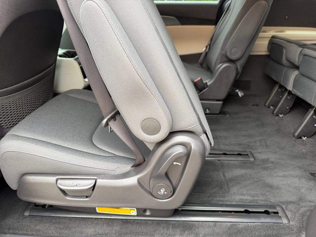 Used 2023 Kia Carnival LX FWD image 15